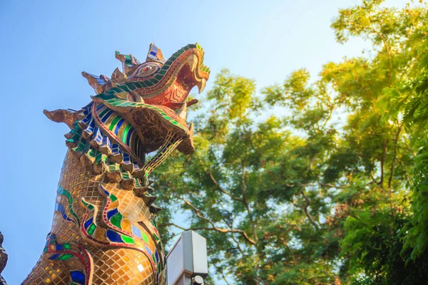 階段の美しいナガ像がワット プラの寺院につながる有名な寺院である土井Suthepは タイのチェンマイのランドマークになりました — ストック写真