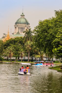 Ananta Samakhom Taht Salonu 'nun güzel mimarisi, Dusit Hayvanat Bahçesi manzarası (şimdi kapalı). Neo-Rönesans ve Neoklasik (Neo klasiği) mimarisi tahtı mermerle süsleyerek