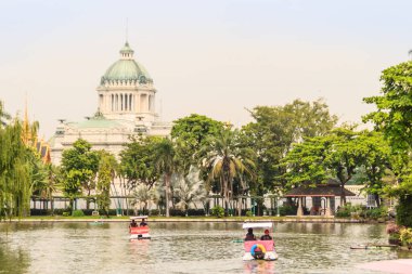 Ananta Samakhom Taht Salonu 'nun güzel mimarisi, Dusit Hayvanat Bahçesi manzarası (şimdi kapalı). Neo-Rönesans ve Neoklasik (Neo klasiği) mimarisi tahtı mermerle süsleyerek
