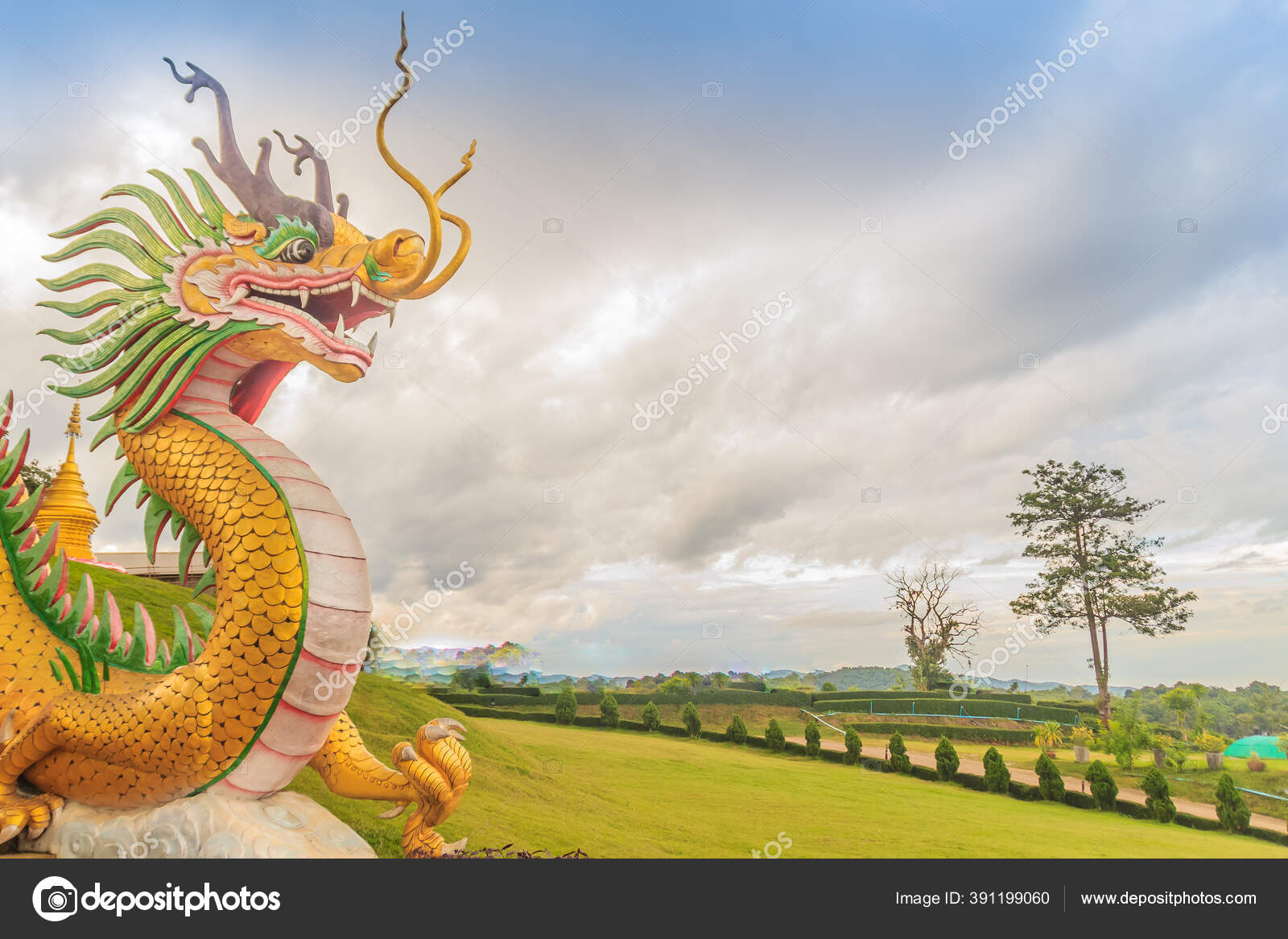 黄龙头颅位于泰国清莱省的华辉普拉康神殿是一座具有戏剧性蓝天背景的中国神殿 图库照片 C Kampwit 黄龙头颅位于泰国清莱省的华辉普拉康神殿是一座具有戏剧性蓝天背景的中国神殿 图库照片 C Kampwit