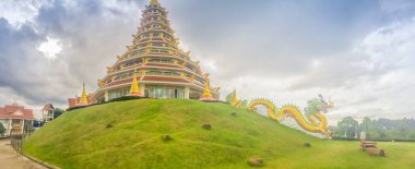 Tayland 'ın Chiang Rai şehrinin kuzey eteklerindeki Çin tarzı (Mahayana Budist) bir halk tapınağı olan Wat Huay Pla Kang' ın güzel manzarası..