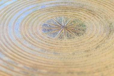 Davulun önünde, genellikle dekoratif kurbağa heykelcikleri yapan, bronzdan yapılmış kurbağa davulu desenli yaklaşık 3000 yıl önce cenaze törenlerinde, hayalet ayinlerinde ve yağmur ayinlerinde kullanıldı..