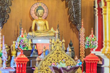 Phra Jao Lan Tangası, Buda heykeli pirinç ve bakırdan yapılmıştır ve Wat Phra Kaew, Chiang Rai, Tayland 'da 700 yaşında olduğuna inanılır..