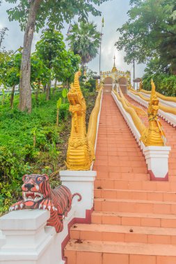 Wat Phra 'daki tapınağa çıkan güzel Nagas merdivenleri Chom Sak, Tayland halk Budist tapınağı. Mueang, Chiang Rai şehrinde Yonok Chai Buri Si Chiang Saen döneminde inşa edilmiş..