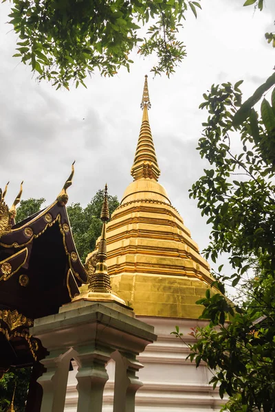 美しい黄金の塔 チェンライで最も古く 最も崇敬されている仏教寺院の1つであるワット — ストック写真