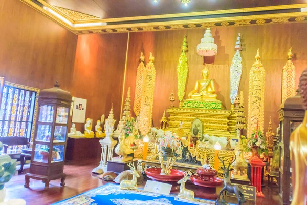 부처님의 형상은 구리로 만들어 있으며 치앙라이 와트푸라 큐에서 700 것으로 — 스톡 사진