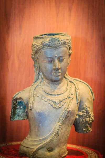 Oud Bronzen Beeld Van Avalokiteshvara Heer Die Naar Beneden Kijkt — Stockfoto