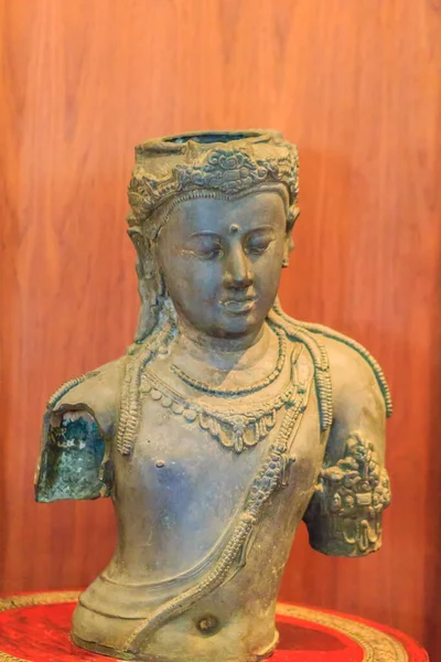Παλιό Χάλκινο Άγαλμα Της Avalokiteshvara Του Κυρίου Που Κοιτάζει Κάτω — Φωτογραφία Αρχείου