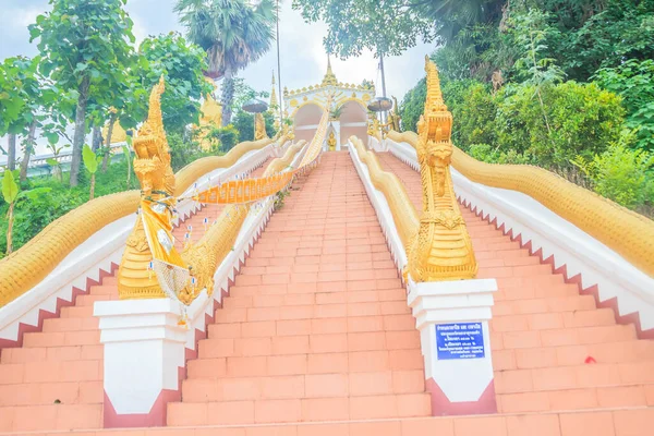 Krásné Nagasové Schodiště Nahoru Chrámu Wat Phra Chom Sak Thajský — Stock fotografie