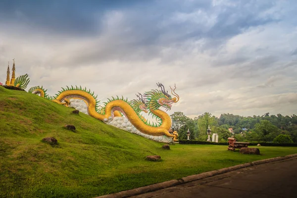 黄色い龍頭のワット プラカン 劇的な青空の背景を持つタイのチェンライ省のバブル中国の寺院 — ストック写真