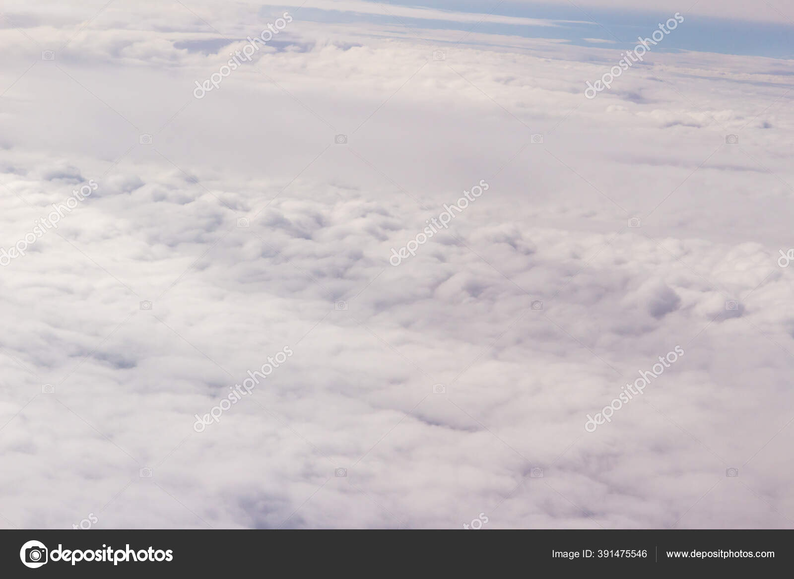空中からの美しい雲と青空 空と雲の上からの自然景観 飛行機の窓から見る天のような白い雲と青い空 太陽の光が雲の上に輝いている ストック写真 C Kampwit