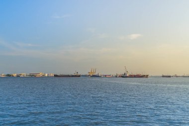İthalat ve iş lojistiği için büyük bir konteyner gemisi. Tayland Bangkok Liman İdaresi 'nden büyük bir kargo gemisi kalkıyor. Ya da Tayland, Bangkok' taki Chao Phraya nehri boyunca Klong Toey limanı..