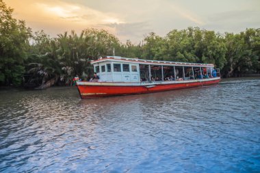 Choa Phraya Nehri 'nin karşısındaki feribot servisi. Samut Prakan, Tayland Körfezi 'ndeki Chao Phraya Nehri' nin ağzında..