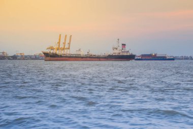 İthalat ve iş lojistiği için büyük bir konteyner gemisi. Tayland Bangkok Liman İdaresi 'nden büyük bir kargo gemisi kalkıyor. Ya da Tayland, Bangkok' taki Chao Phraya nehri boyunca Klong Toey limanı..