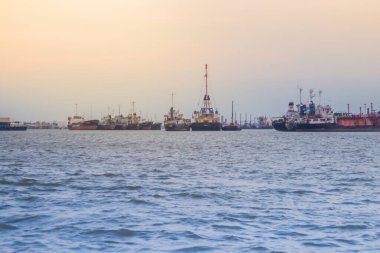 İthalat ve iş lojistiği için büyük bir konteyner gemisi. Tayland Bangkok Liman İdaresi 'nden büyük bir kargo gemisi kalkıyor. Ya da Tayland, Bangkok' taki Chao Phraya nehri boyunca Klong Toey limanı..