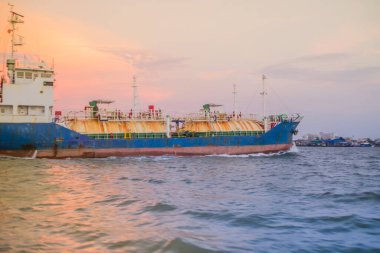 İthalat ve iş lojistiği için büyük bir konteyner gemisi. Tayland Bangkok Liman İdaresi 'nden büyük bir kargo gemisi kalkıyor. Ya da Tayland, Bangkok' taki Chao Phraya nehri boyunca Klong Toey limanı..