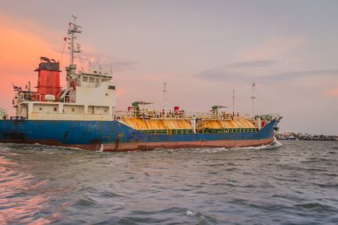 İthalat ve iş lojistiği için büyük bir konteyner gemisi. Tayland Bangkok Liman İdaresi 'nden büyük bir kargo gemisi kalkıyor. Ya da Tayland, Bangkok' taki Chao Phraya nehri boyunca Klong Toey limanı..