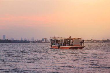 Choa Phraya Nehri 'nin karşısındaki feribot servisi. Samut Prakan, Tayland Körfezi 'ndeki Chao Phraya Nehri' nin ağzında..