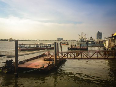 Choa Phraya Nehri 'nin karşısındaki feribot servisi. Samut Prakan, Tayland Körfezi 'ndeki Chao Phraya Nehri' nin ağzında..