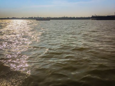 İthalat ve iş lojistiği için büyük bir konteyner gemisi. Tayland Bangkok Liman İdaresi 'nden büyük bir kargo gemisi kalkıyor. Ya da Tayland, Bangkok' taki Chao Phraya nehri boyunca Klong Toey limanı..