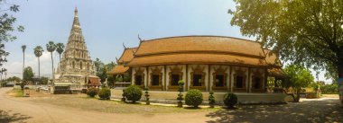 Wat Chedi Liam (Kareli Pagoda Tapınağı) 'nın panorama manzarası, Wiang Kum Kam arkeolojik alanındaki tek antik tapınak, Tayland' da yaşayan keşişler Chiang Mai ile birlikte çalışan bir tapınak.