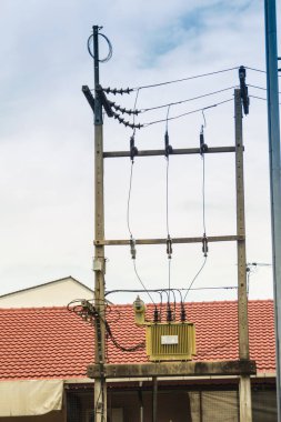 Elektrik kutuplarında elektrik yalıtımı ve elektrik santralinde elektrikli ekipman bulunan yüksek voltajlı trafo..