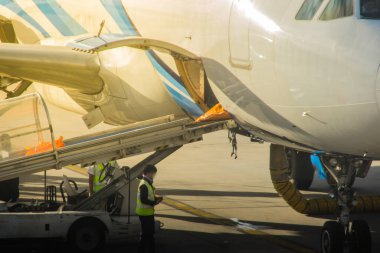 Bangkok, Tayland - 13 Haziran 2017: Bangkok Havayolları uçak personeli (Bangkok merkezli bölgesel bir havayolu şirketi) Suvarnabhumi Havaalanı 'na kalkmadan önce bagaj yüklüyor.