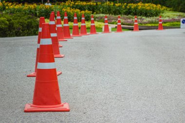 Asfalt yolda kırmızı trafik konileri..