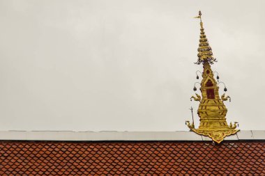 Wat Phra Doi Prabat (Wat Doi Phra Baht), Tayland 'ın Chiang Rai kentindeki mavi gökyüzü arka planının altındaki kilisenin çatısında güzel kuğu heykelleri..