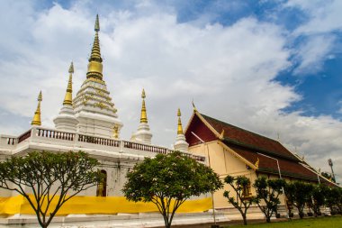 Güzel manzara ve Wat Jedyod 'un beyaz altın pagoda' sı, Chiang Rai, Tayland. Wat Chet Yot eski bir tapınağın kalıntılarıyla yenilenmiş bir tapınaktır..