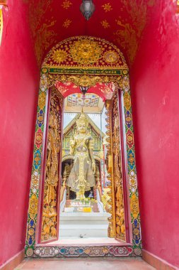 Buda imajı, dini yerler ve Myanmar 'daki dini objeler Wat Ming Muang Budist Tapınağı' nda Lanna stiliyle karıştırılmış Chiang Rai, Tayland. Karışık Lanna ve Burma sanatı.