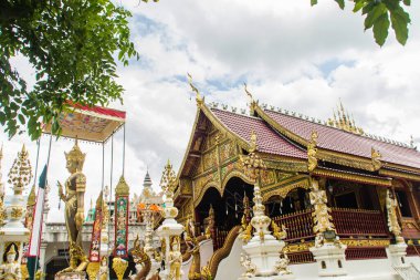 Wat Ming Muang Budist Tapınağı, Chiang Rai, Tayland 'da Myanmar' da güzel sanatlar, dini mekanlar ve Lanna stiliyle harmanlanmış dini objeler. Karışık Lanna ve Burma sanatı.