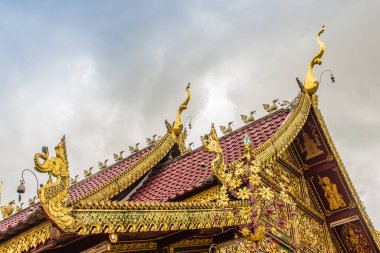 Wat Ming Muang Budist Tapınağı, Chiang Rai, Tayland 'da Myanmar' da güzel sanatlar, dini mekanlar ve Lanna stiliyle harmanlanmış dini objeler. Karışık Lanna ve Burma sanatı.