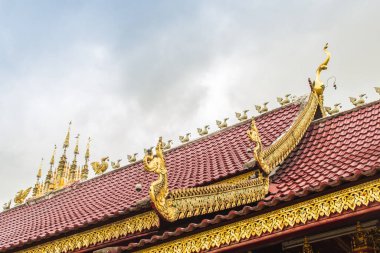 Wat Ming Muang Budist Tapınağı, Chiang Rai, Tayland 'da Myanmar' da güzel sanatlar, dini mekanlar ve Lanna stiliyle harmanlanmış dini objeler. Karışık Lanna ve Burma sanatı.