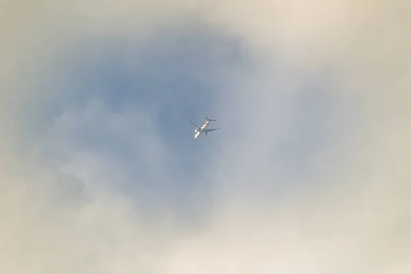 Samolot Zanikający Niebie Białej Chmurze Spoglądający Górę — Zdjęcie stockowe