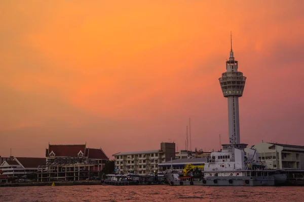 萨穆特普拉坎市政厅的滨江景观 配备了新的了望塔和船坞 Samut Prakan在泰国湾Chao Phraya河河口 — 图库照片