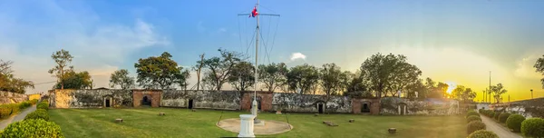 Phi Sua Samut Fortress或Pom Phi Sua Samut是Chao Phraya河上的一个要塞岛 现在正在变成一个旅游胜地 — 图库照片