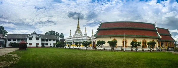 Wunderschöne Landschaft Und Weiße Gold Pagode Des Wat Jedyod Chiang — Stockfoto