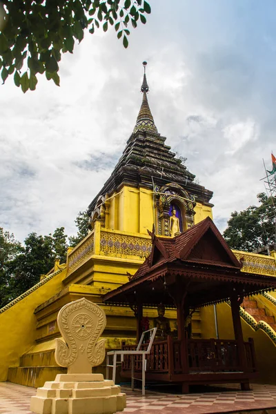 Όμορφη Χρυσή Βουδιστική Παγόδα Στο Wat Phra Doi Prabat Wat — Φωτογραφία Αρχείου