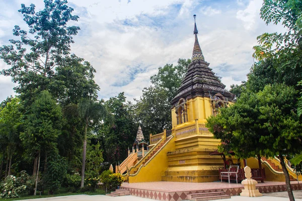 Прекрасная Золотая Буддийская Пагода Ват Пхра Дои Прабат Ват Дои — стоковое фото