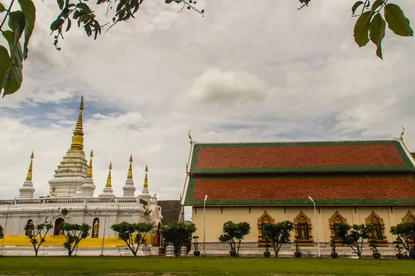 Krásná Krajina Bílá Zlatá Pagoda Wata Jedyoda Chiang Rai Thajsko — Stock fotografie