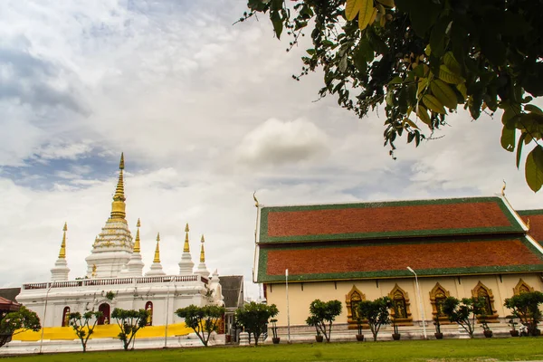 Krásná Krajina Bílá Zlatá Pagoda Wata Jedyoda Chiang Rai Thajsko — Stock fotografie