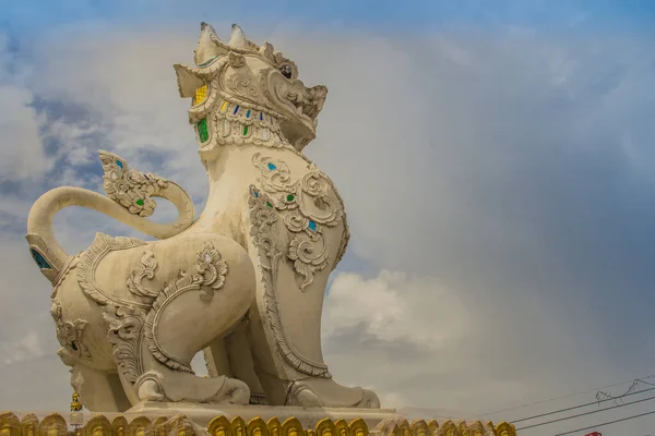 Άγαλμα White Singha Στην Πύλη Ναού Του Wat Jedyod Chiang — Φωτογραφία Αρχείου