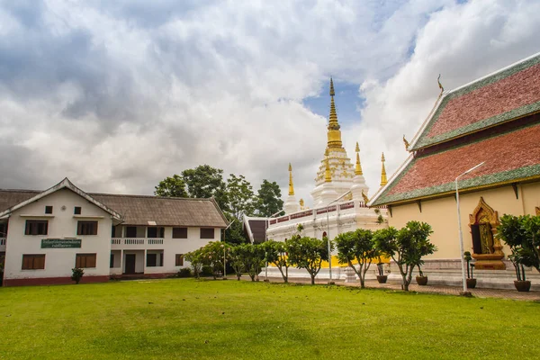 Wunderschöne Landschaft Und Weiße Gold Pagode Des Wat Jedyod Chiang — Stockfoto