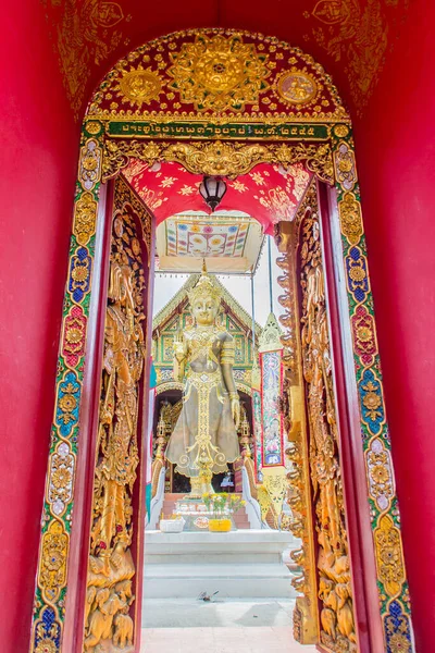 아름다운 부처상 종교적 미얀마의 종교적 물건들이 치앙라이에 Wat Ming Muang — 스톡 사진