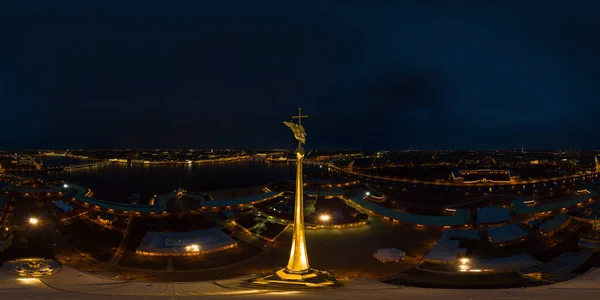 Saint-Petersburg 'un yukarısında, Peter ve Paul Katedrali' nin kulesinde bir melek. 360 derece panorama