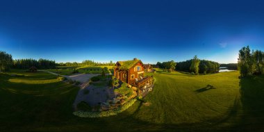 Güney Estonya 'daki tatil evinin insansız hava aracı görüntüsü. Turizm, boş zaman aktivitesi, eğlence teması. 360 derece panorama