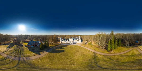 Alatskivi Kalesi 'nin hava aracı görüntüsü. 17. yüzyıldan kalma Alatskivi Parish, Tartu County, Estonya 'daki Neo-Gotik kale. 360 derece panorama