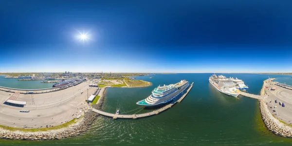 Baltık Denizi 'ndeki Tallinn Limanı' ndaki yolcu gemilerinin insansız hava aracı görüntüsü. Turizm, boş zaman aktivitesi, eğlence teması. 360 derece panorama