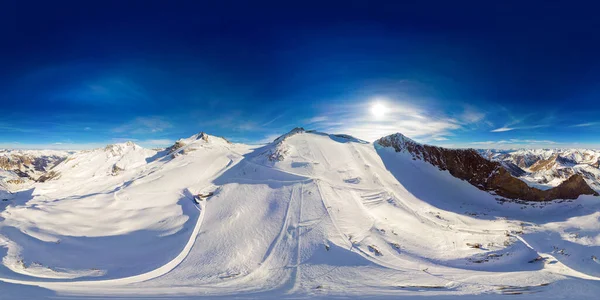 Hintertux Buzulu 'nun hava aracı görüntüsü. Avusturya Alpleri 'ndeki Hintertux buzulunun tepesinde kayak artıkları. 360 görünüm